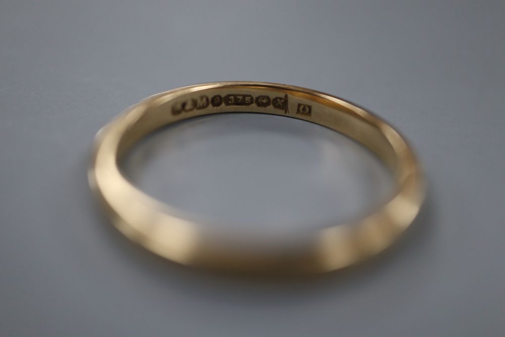 A 9ct gold wedding ring, size O/P, 2.1 grams.